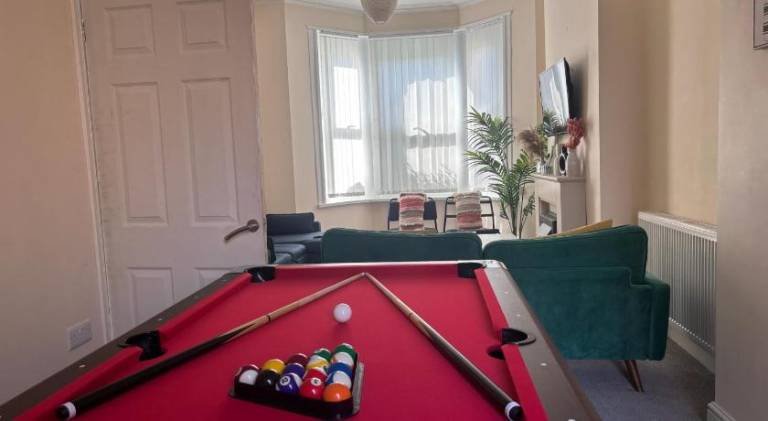 Hot Tub Family Retreat with Private Garden and FREE Parking in Cardiff