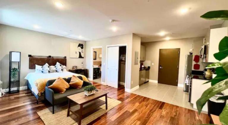 402 Stylish luxe Apt at center city self check-in in Philadelphia, PA