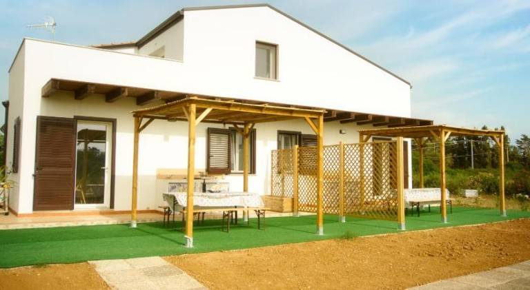 Vacation home with yard — photo 5