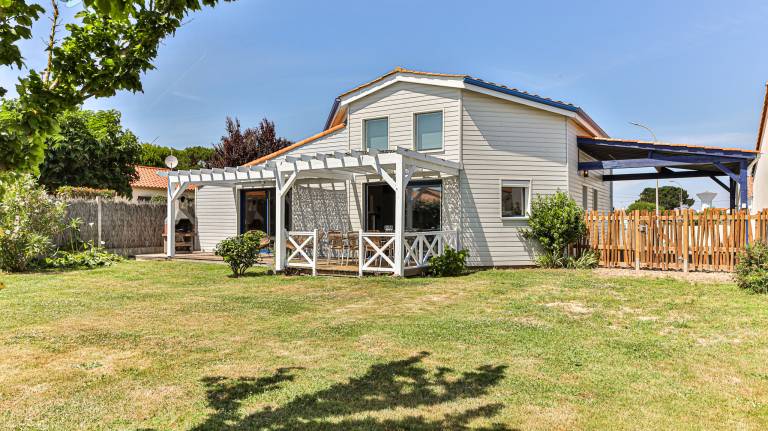 Villa with terrace, garden & grill in Saint-Gilles-Croix-de-Vie