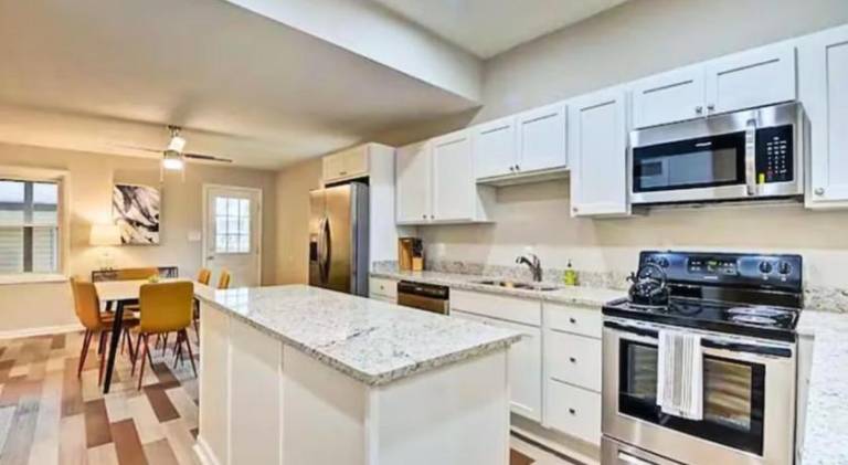 Ample vacation home | Pet-friendly — photo 2