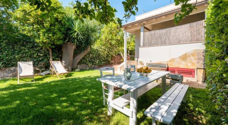 Apartment with grill, yard & terrace | Next to the beach | Dogs allowed in Giurdignano