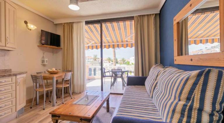 Holiday apartment with terrace & heated pool — photo 2