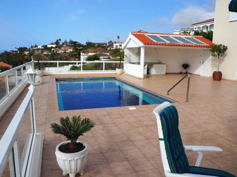 Vacation Home "Hibiscus" with Sea View, Pool & Wi-Fi in Santa Cruz de Tenerife