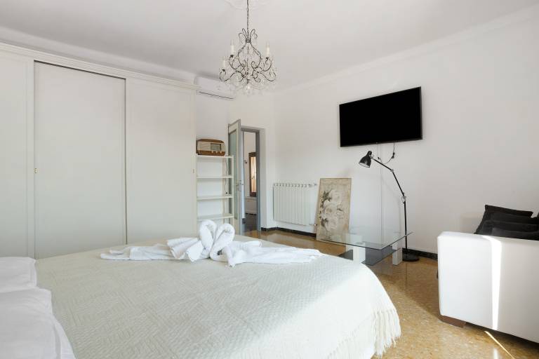 Holiday apartment with fast internet | City view — photo 5