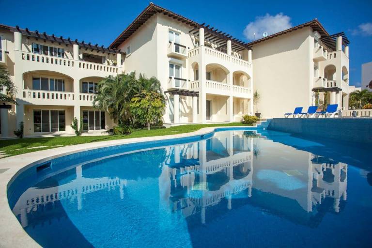 Great 1BR Condo w Pool Near Beach AC