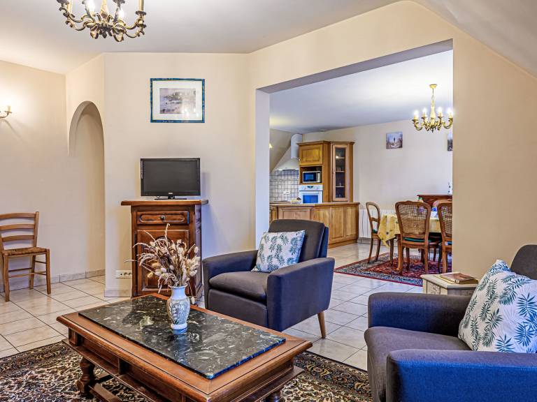 Fully equipped rental apartment with patio & yard | Pets allowed — photo 2