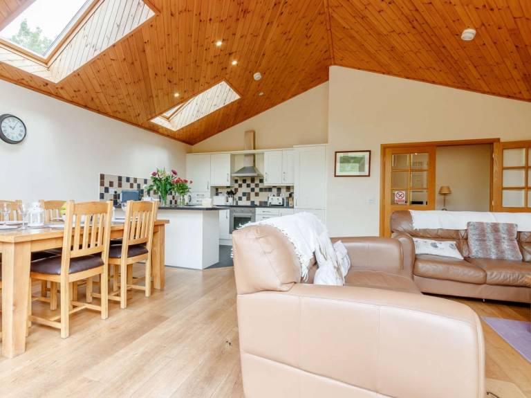 Fully equipped lodge with BBQ & hot tub | Dogs allowed — photo 4