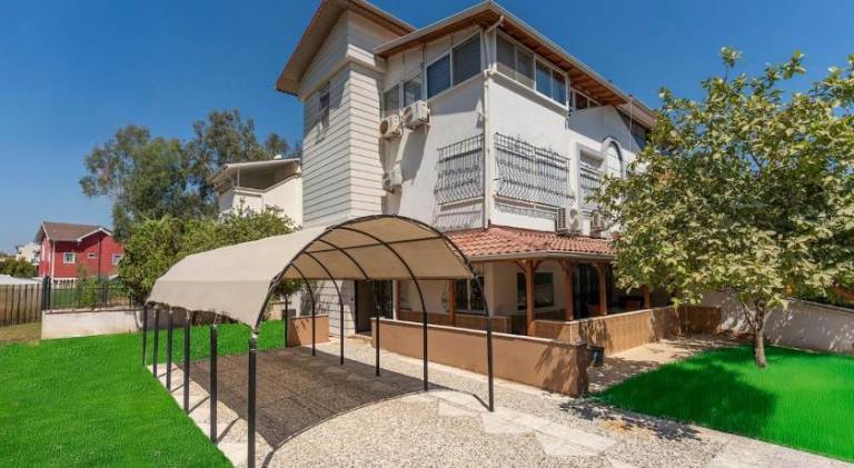 Villa with yard & grill in Serik