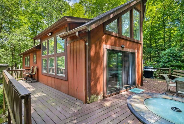 Family-friendly wonderful house with BBQ, private pool & fast internet | Lake view | Pets allowed in Lake Harmony, PA