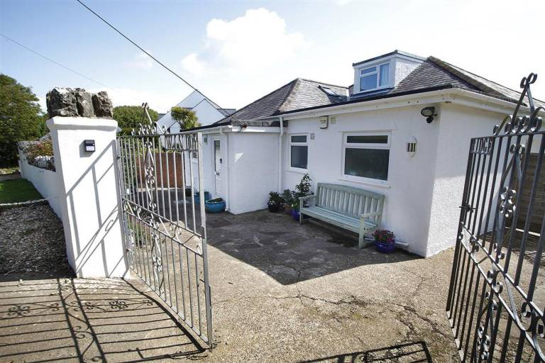 Vacation home with garden in Swansea