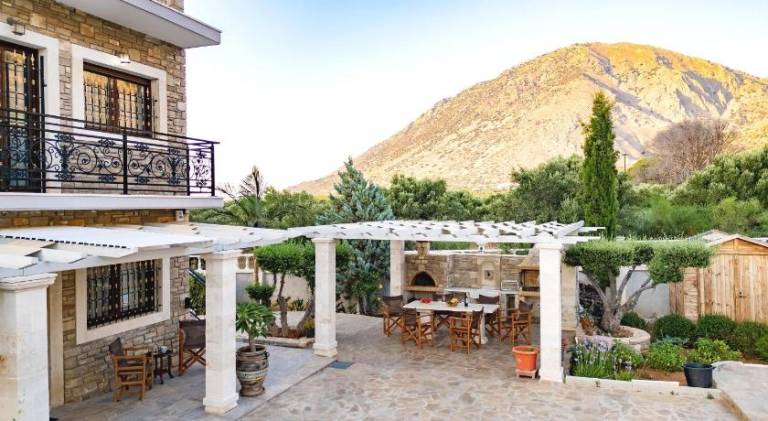 Lovely villa with hot tub & pool | Pet-friendly — photo 5