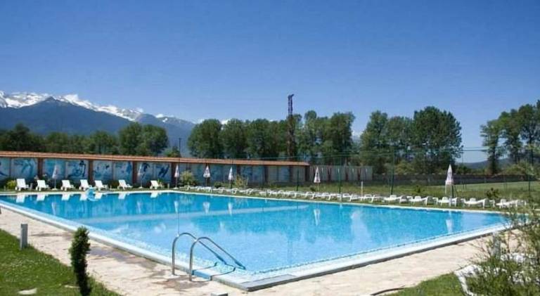 Rental apartment with garden, terrace & heated pool in Razlog