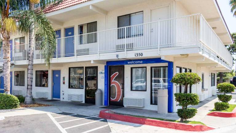 Motel 6 Bakersfield, CA - Convention Center in Bakersfield, CA