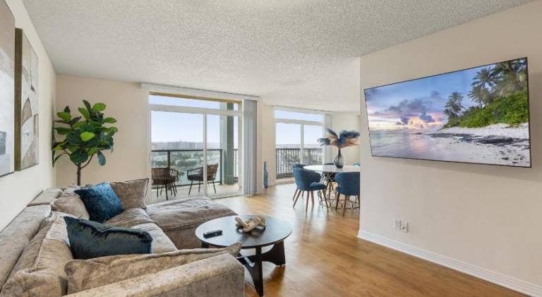 Apartment with pool & jacuzzi in Marina, CA