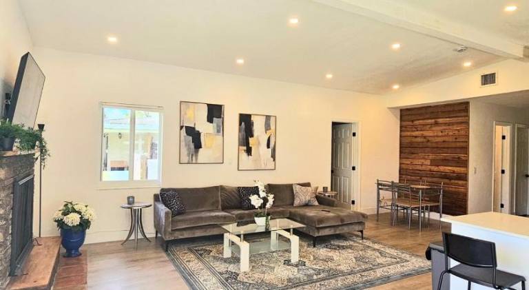 House with terrace, yard & barbecue in Melrose
