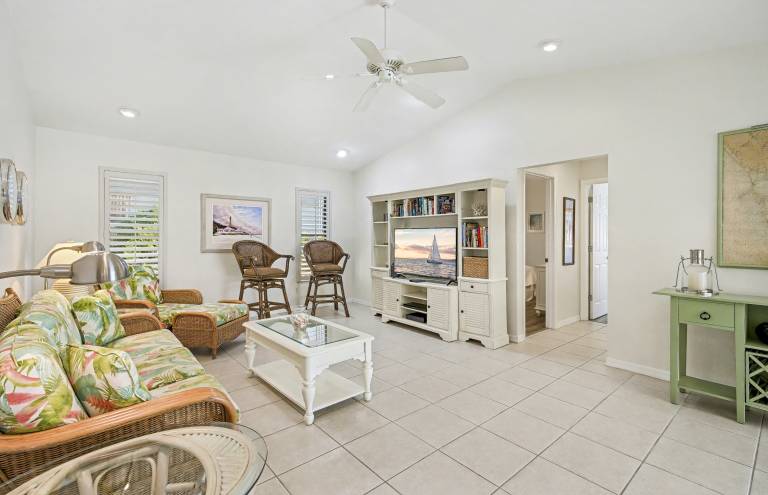 Family-friendly house with private pool, fast internet & grill | Water view | Pet-friendly — photo 4