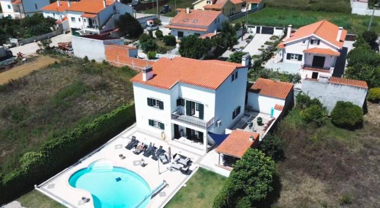 Big vacation home with barbecue, patio & private pool | Pet-friendly in Óbidos