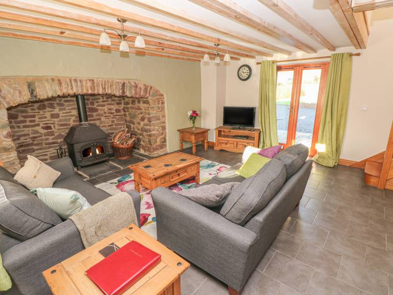 Cottage with garden — photo 3