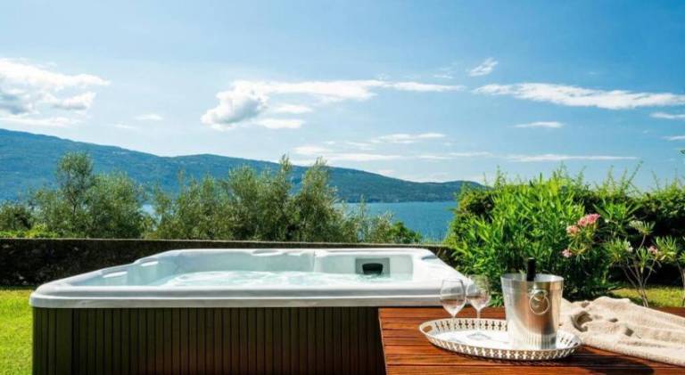 Vacation home with hot tub — photo 5