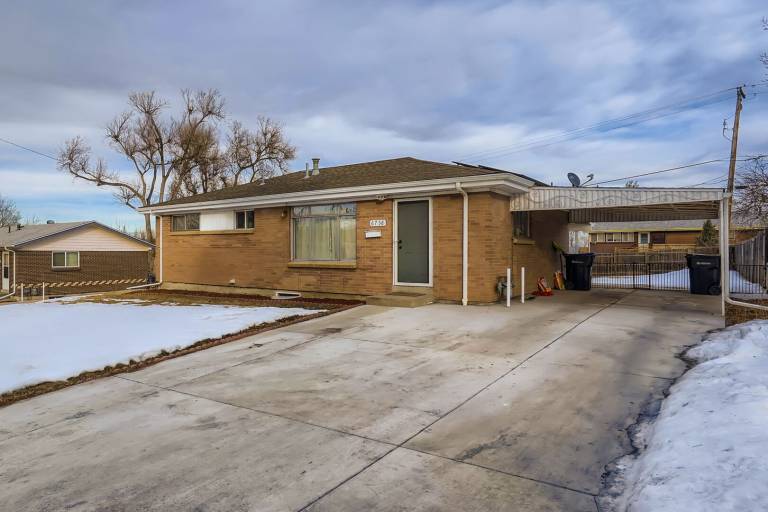 Family-oriented house with yard | Pets are welcome — photo 2