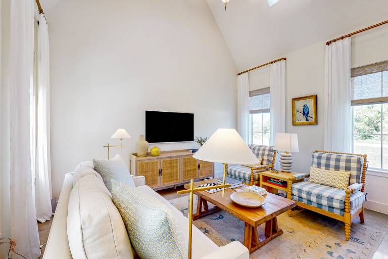 Eco-Chic Lake Somerville Area Farmhouse w/ Porch — photo 3