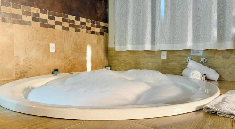 Lovely lodge with patio, yard & hot tub | Pets allowed — photo 4