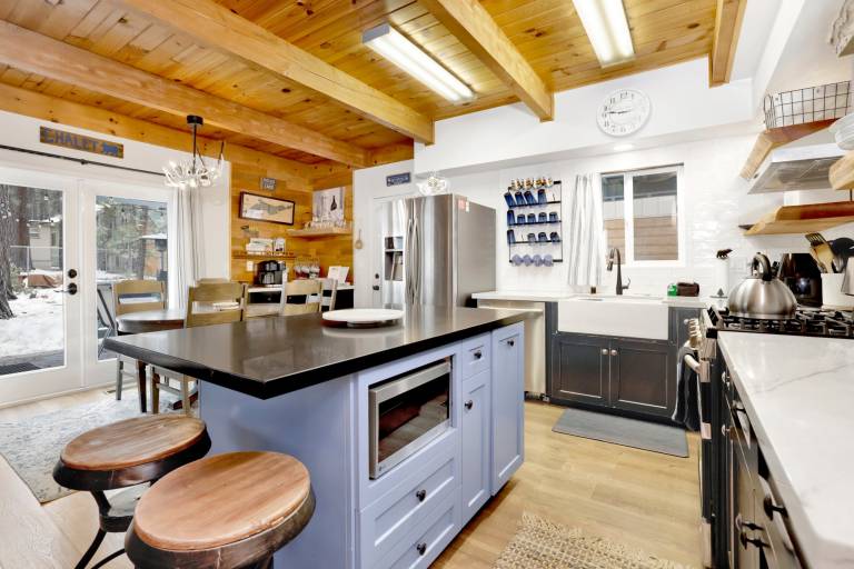 Cabin with jacuzzi, terrace & BBQ | Mountain view — photo 3