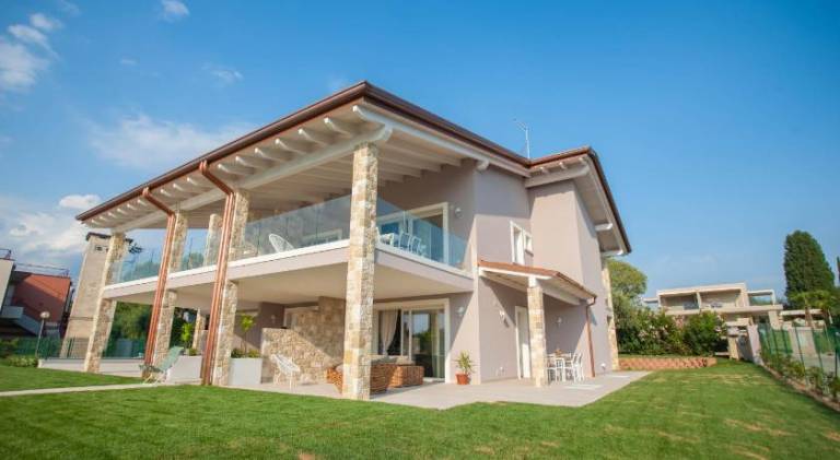 Beautiful holiday apartment with grill, garden & pool | Pet-friendly in Lazise
