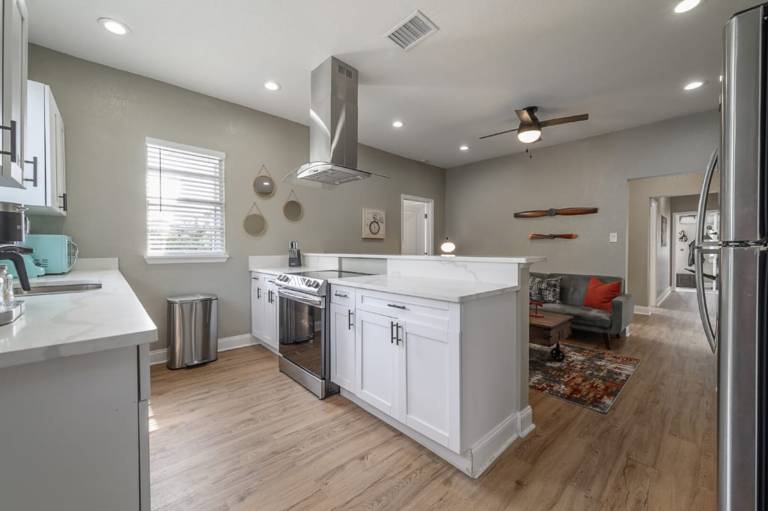 "The Aviator Flat" - 3BR Apt Fire Pit Grill in Tampa, FL