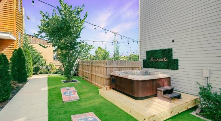 Vacation home with jacuzzi — photo 5