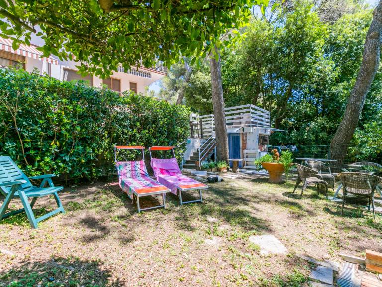 Apartment with barbeque, yard & patio | Sea view — photo 4