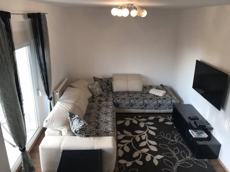Fully equipped rental apartment with barbecue, yard & terrace | Sea view | Beach nearby | Pets allowed — photo 5