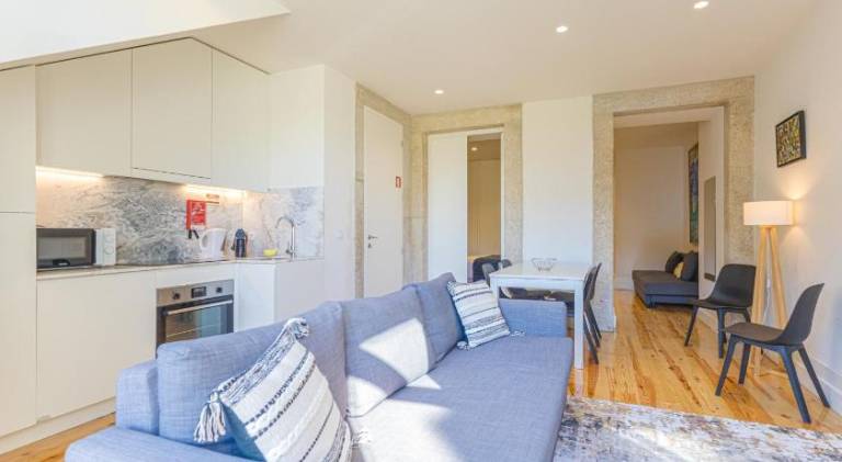 Pleasant holiday apartment with patio & garden | Next to São Bento Railway Station | Pet-friendly — photo 2