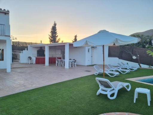 House with private pool, patio & grill — photo 4