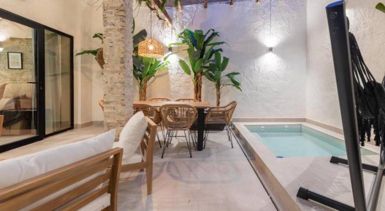 Fully equipped pleasant apartment with terrace, private pool & yard | Good for workation | Pets are welcome in València