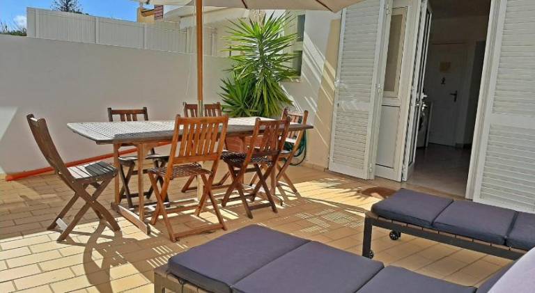 Rental apartment with patio — photo 4