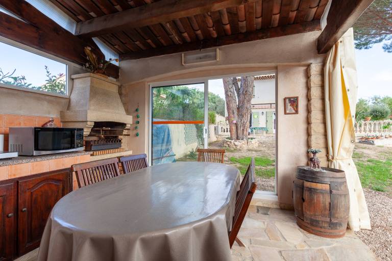 Côte Bleue holiday flat in La Couronne with shared garden, close to the beach in Martigues