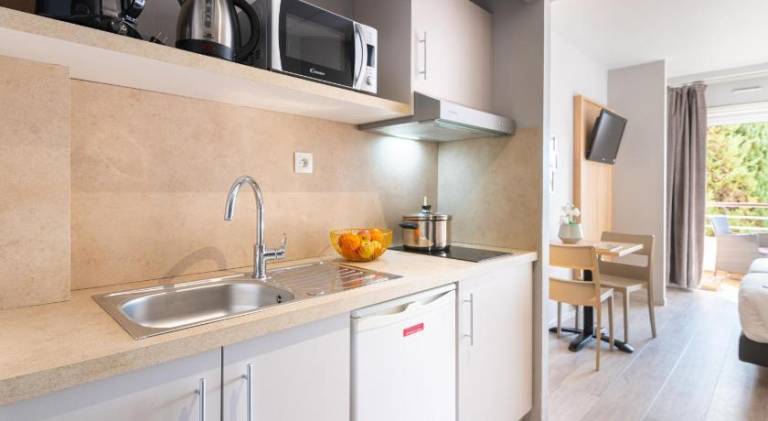 Serviced apartment with sauna, yard & patio | Good for workation — photo 4