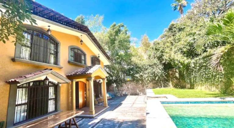 House with pool — photo 3