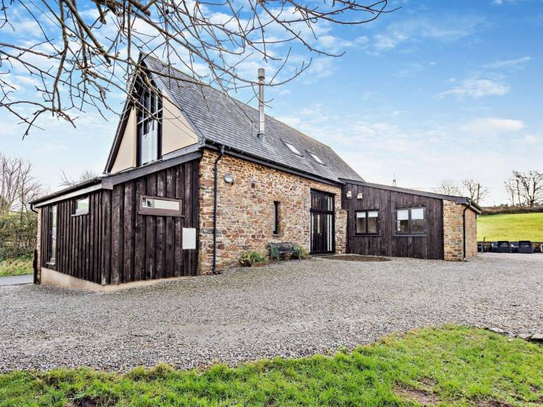 Fully equipped charming cottage with grill, yard & hot tub | Water view | Pet-friendly in Bideford