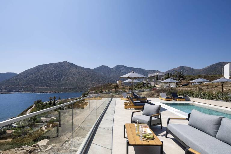Villa with yard, terrace & private pool — photo 5