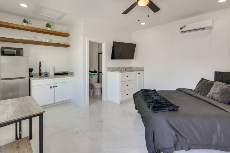 Beach Days & Pool Fun! Prime South Padre Studio in South Padre Island, TX