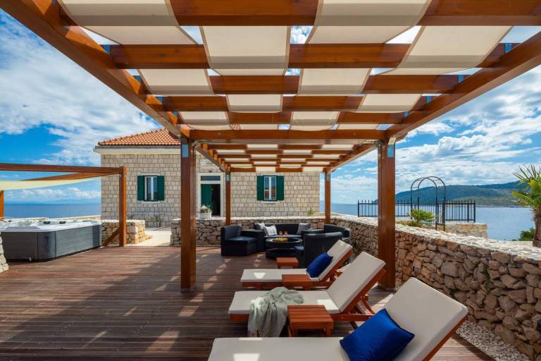 Villa with hot tub, garden & barbeque — photo 4