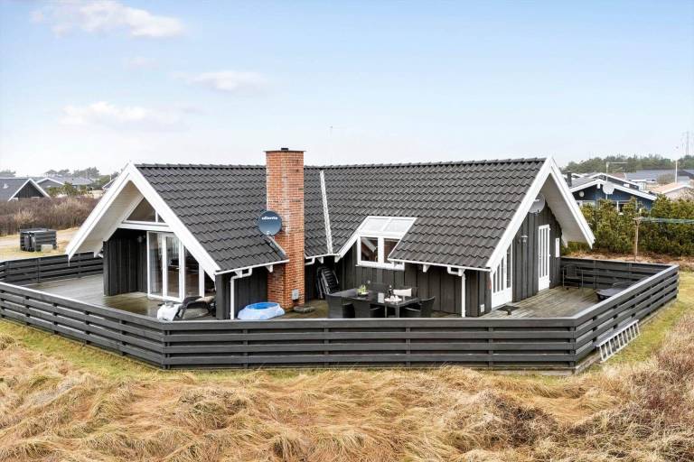 Family-oriented pleasant vacation home with barbeque, sauna & hot tub | Pets are welcome in Hvide Sande