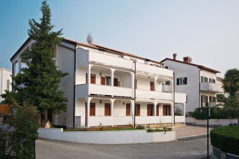 Fully equipped beautiful holiday apartment with barbecue, fast internet & terrace | Water view | Pets allowed in Porec