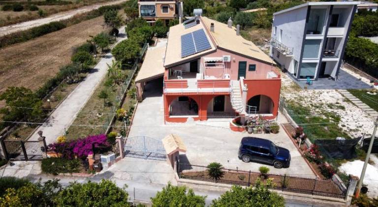 Vacation home with terrace, barbeque & yard in Avola