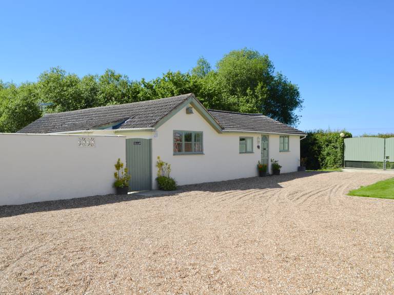 Cottage with yard in Ashford
