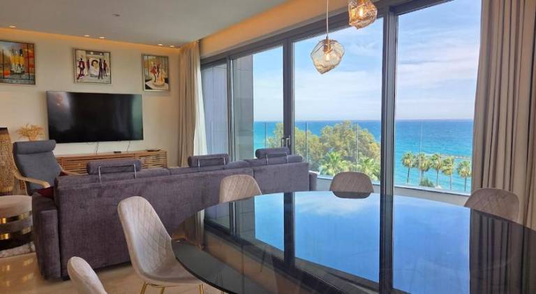 Luxury Seaview Escape 3bd in Limassol Skyscraper in Limassol
