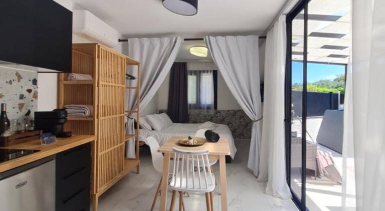 Serviced apartment with yard, hot tub & terrace — photo 2